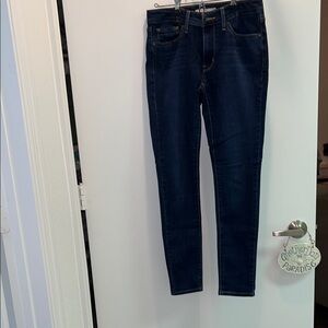Women’s Levi’s style 711 Skinny Low Rise Women’s  Size 27